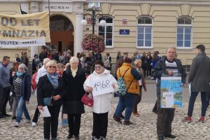 Oslavy 100 let gymnázia - focení na náměstí + koncert (12. 10. 2019)