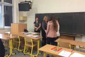 Lenka Karpíšková a Eva Ryšavá přebírají diplom a cenu za 2.místo v oboru biologie