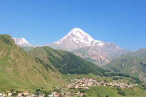 Pohled na Kazbek z vesnice Kazbegi